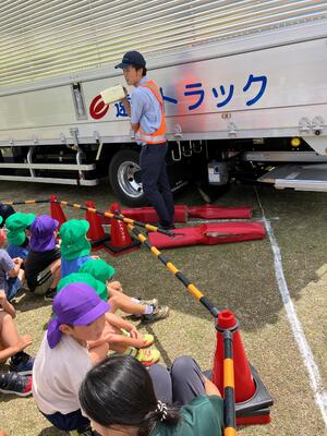 交差点の近くで立っていると、こんなに危ない！気を付けよう！